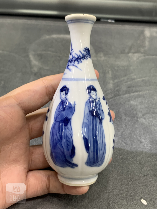 清康熙青花四美图瓜棱小胆瓶 - 图2
